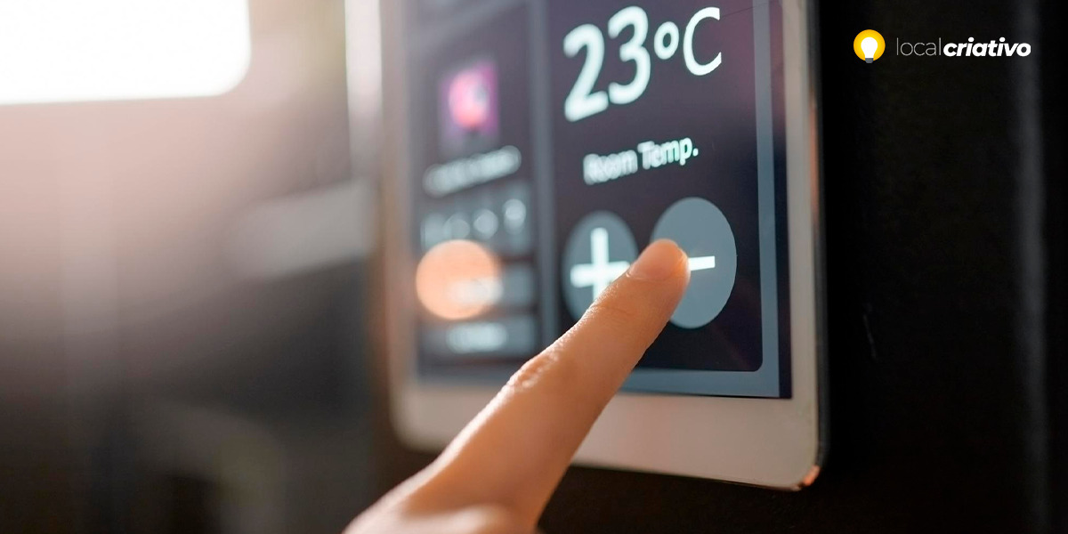 how a smart thermostat works